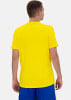 Ein Mann von hinten in einem gelben T-Shirt und blauen Shorts.