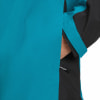 Detail einer Kapuzenjacke im blau-schwarzen Design mit einer Tasche.