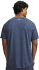 Rückansicht eines Mannes in einem dunkelblauen T-Shirt mit Under Armour Logo.