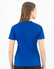 Rückansicht einer Frau in einem blauen Kurzarm-T-Shirt.