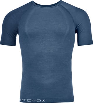 Ein blaues Kurzarmshirt mit Rundhalsausschnitt und Markenlogo.
