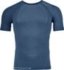 Ein blaues Kurzarmshirt mit Rundhalsausschnitt und Markenlogo.