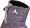 Lila Winterschuh mit weißem Berglogo und gestepptem Design.