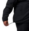Ein Mann zieht eine schwarze Jacke am Bundkordelzug enger.