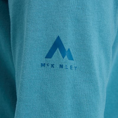Blaues T-Shirt mit Berg-Logo und McKnley-Schriftzug.