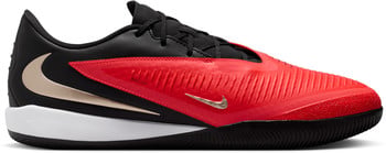 Schwarzer und roter Nike Fußballschuh mit Nike-Logo.