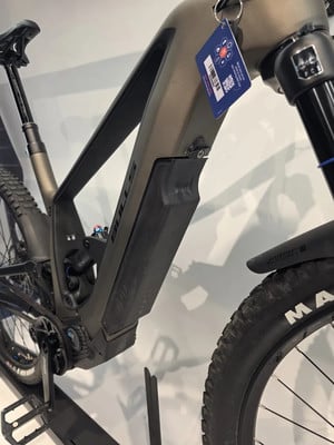 Detail eines E-Mountainbikes mit Federung und Bulls-Marke. Detail eines E-Mountainbikes mit Federung und Bulls-Marke.