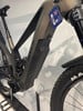 Detail eines E-Mountainbikes mit Federung und Bulls-Marke.