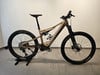 Ein braunes KTM E-Bike mit Federung auf einem Ständer.