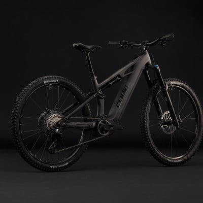 Schwarzes Cube E-Bike mit Federung vor schwarzem Hintergrund. Schwarzes Cube E-Bike mit Federung vor schwarzem Hintergrund.