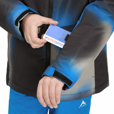 Ein Junge steckt eine Karte in eine Ärmeltasche einer Jacke. Ein Junge steckt eine Karte in eine Ärmeltasche einer Jacke.