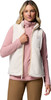 Eine Frau in einem rosa Langarmshirt und einer cremefarbenen Weste.