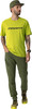 Mann in grünem Dynafit T-Shirt und Hose mit Kappe.