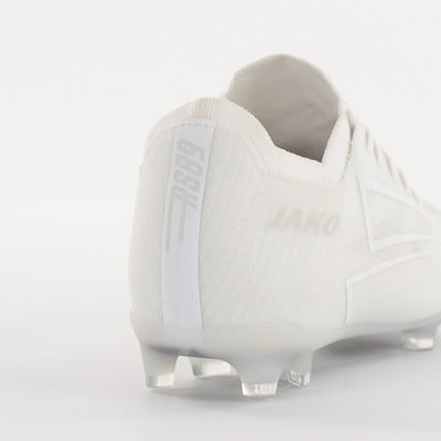 Ein weißer Fußballschuh mit RSB9-Logo und JAKO-Schriftzug. Ein weißer Fußballschuh mit RSB9-Logo und JAKO-Schriftzug.