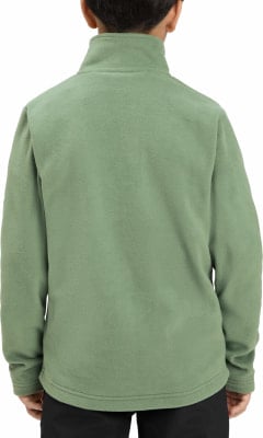 Rückansicht eines Jungen in einer grünen Fleecejacke mit hohem Kragen. Rückansicht eines Jungen in einer grünen Fleecejacke mit hohem Kragen.