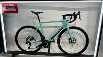 Türkises Bianchi Sprint Rennrad mit schwarzen Laufrädern und Bianchi-Logo.