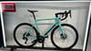 Türkises Bianchi Sprint Rennrad mit schwarzen Laufrädern und Bianchi-Logo.