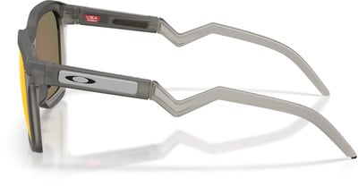 Graue Oakley Sonnenbrille mit Logo und USA-Aufschrift am Bügel. Graue Oakley Sonnenbrille mit Logo und USA-Aufschrift am Bügel.
