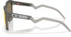 Graue Oakley Sonnenbrille mit Logo und USA-Aufschrift am Bügel.