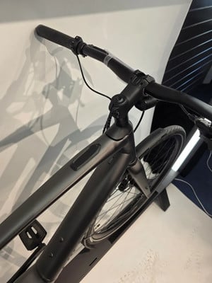 Nahaufnahme eines Elektrofahrrads mit schwarzem Lenker und Rahmen vor weißem Hintergrund. Nahaufnahme eines Elektrofahrrads mit schwarzem Lenker und Rahmen vor weißem Hintergrund.