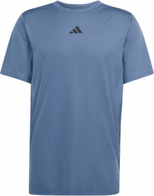 Blaues T-Shirt mit kurzen Ärmeln und Adidas-Logo auf der Brust. Blaues T-Shirt mit kurzen Ärmeln und Adidas-Logo auf der Brust.