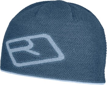 Eine blaue Strickmütze mit Logo an der Seite.