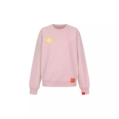 Ein rosa Pullover mit Blumenmotiven und einem Herz auf dem Ärmel. Ein rosa Pullover mit Blumenmotiven und einem Herz auf dem Ärmel.