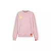 Ein rosa Pullover mit Blumenmotiven und einem Herz auf dem Ärmel.