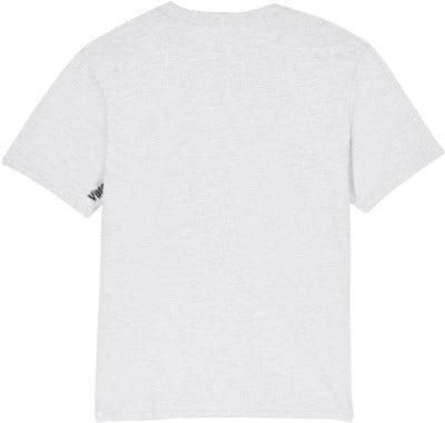 Graues T-Shirt mit kurzen Ärmeln und Logo auf dem Ärmel.