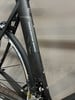 Detail eines schwarzen Fahrradrahmens mit der Aufschrift ADVANCED AERODYNAMIC ENGINEERING.
