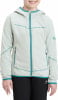 Das Mädchen trägt eine hellblaue Fleecejacke mit Reißverschluss und Kapuze.
