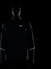 Mann in schwarzem Nike-Shirt mit reflektierenden Details an den Ärmeln.