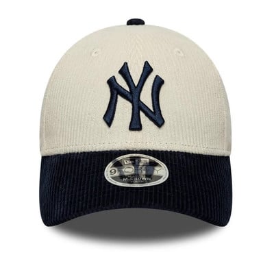 Bílá kordová kšiltovka New York Yankees s tmavě modrým logem. Bílá kordová kšiltovka New York Yankees s tmavě modrým logem.