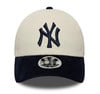 Bílá kordová kšiltovka New York Yankees s tmavě modrým logem.