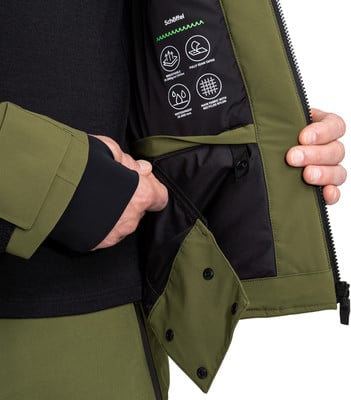 Detail einer Schöffel-Jacke mit Reißverschlusstasche und Markenlogo. Detail einer Schöffel-Jacke mit Reißverschlusstasche und Markenlogo.