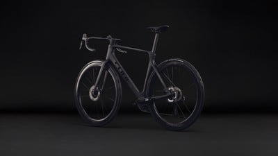 Schwarzes Cube Rennrad mit aerodynamischem Rahmen und Scheibenbremsen. Schwarzes Cube Rennrad mit aerodynamischem Rahmen und Scheibenbremsen.
