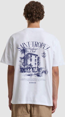Weißes T-Shirt mit Saint-Tropez Harbour Club Aufdruck und maritime Motiv.