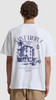 Weißes T-Shirt mit Saint-Tropez Harbour Club Aufdruck und maritime Motiv.