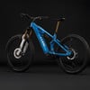 Ein blaues Cube Mountain-E-Bike mit Federung und Scheibenbremsen.