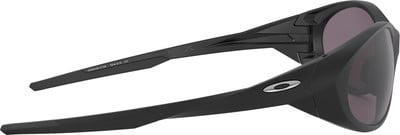 Schwarze Oakley Sportsonnenbrille mit dunklen Gläsern und Logo. Schwarze Oakley Sportsonnenbrille mit dunklen Gläsern und Logo.