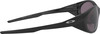 Schwarze Oakley Sportsonnenbrille mit dunklen Gläsern und Logo.