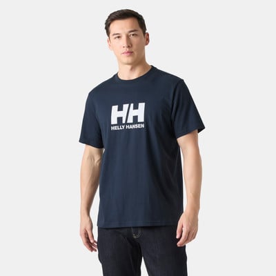 Férfi sötétkék pólóban Helly Hansen logóval. Férfi sötétkék pólóban Helly Hansen logóval.