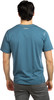 Mann mit dunklem Haar von hinten in blauem T-Shirt mit Logo