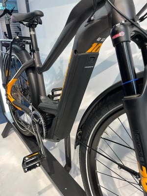 Schwarzes E-Bike mit gelben Akzenten und Akku im Rahmen.