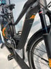 Schwarzes E-Bike mit gelben Akzenten und Akku im Rahmen.