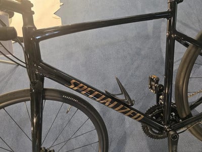 Schwarzes Specialized Rennrad mit Logo auf dem Rahmen und Flaschenhalter. Schwarzes Specialized Rennrad mit Logo auf dem Rahmen und Flaschenhalter.