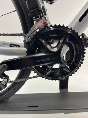 Detail des Kettenblatts und der Kette an einem Shimano Rennrad. Detail des Kettenblatts und der Kette an einem Shimano Rennrad.