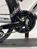 Detail des Kettenblatts und der Kette an einem Shimano Rennrad.
