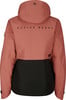 Rückseite einer rosa Jacke mit schwarzem Unterteil und Logo