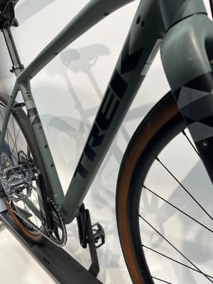 Detail eines Trek Fahrradrahmens mit Logo und Vorderrad. Detail eines Trek Fahrradrahmens mit Logo und Vorderrad.